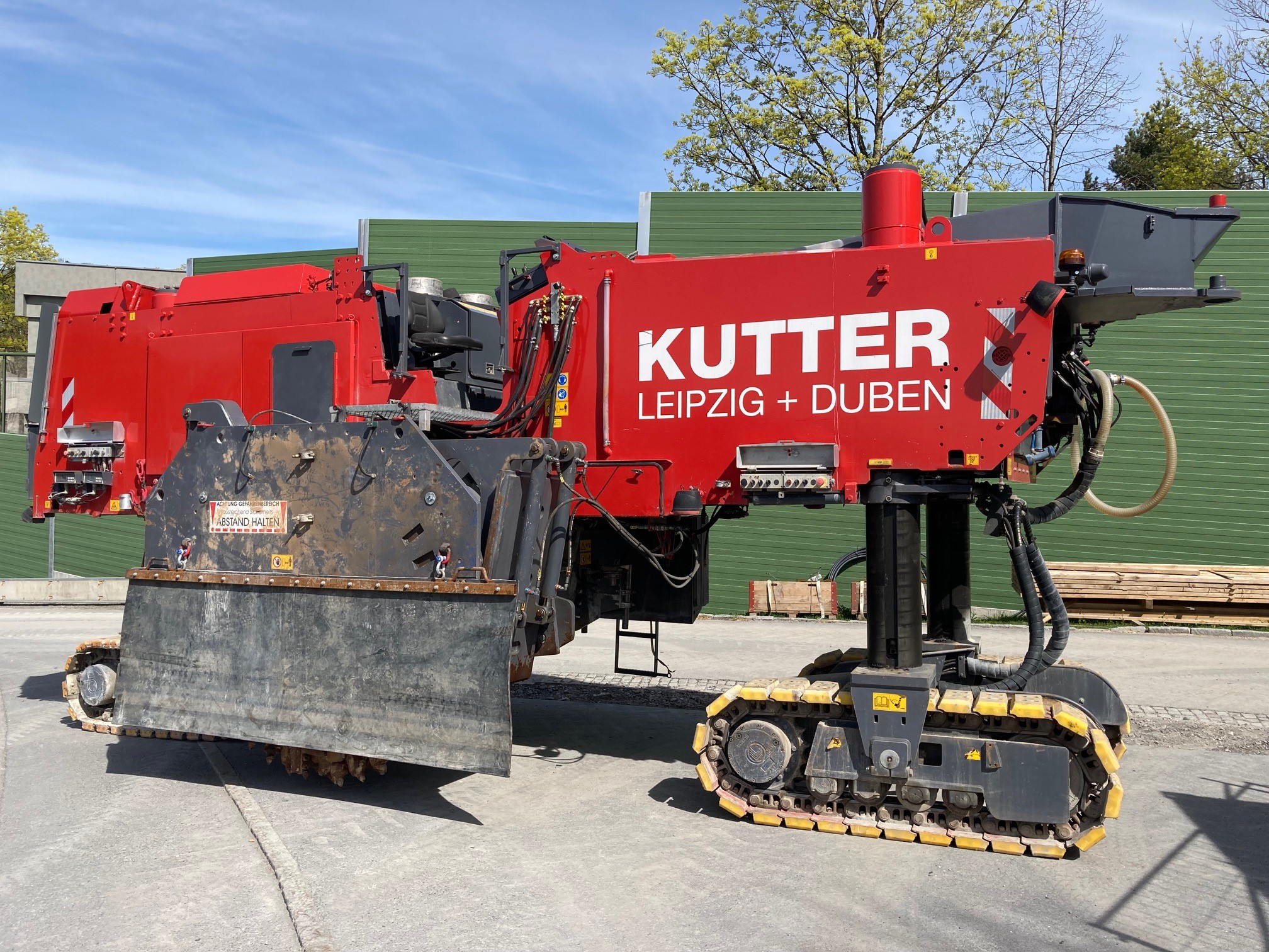 Mit dieser Fräse werden Gräben für die 110kV-Leitung der Vorarlberger Energienetze in die Stollensohle gefräst.