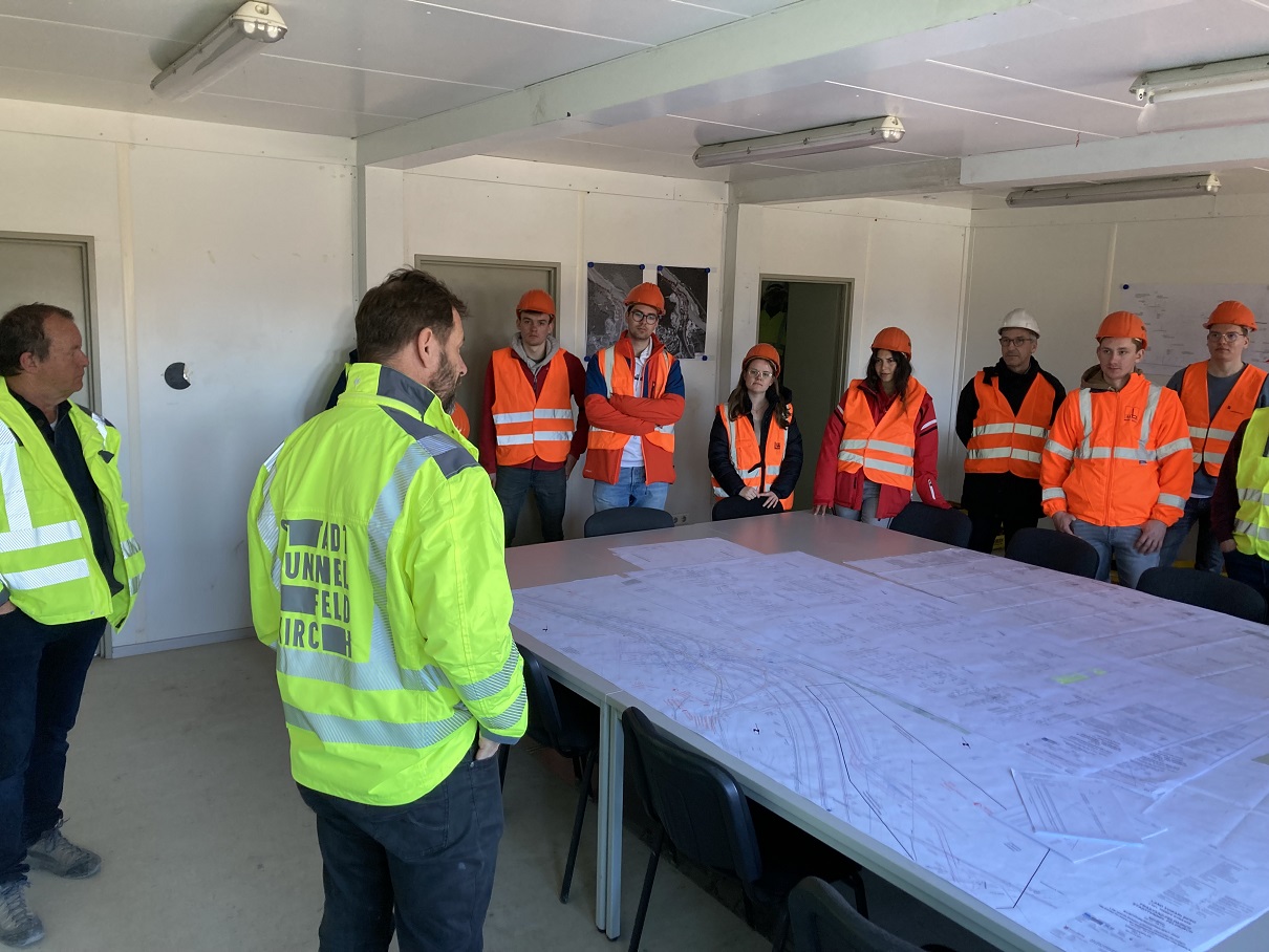 Die Studierenden der Technischen Universität Würzburg-Schweinfurt mit Prof. Aulbach informierten sich über den Bau des Stadttunnels Feldkirch.