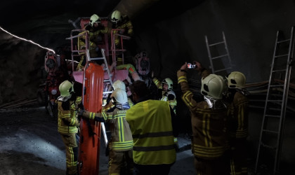 Feuerwehrleute proben einen Bergungseinsatz im Erkundungsstollen