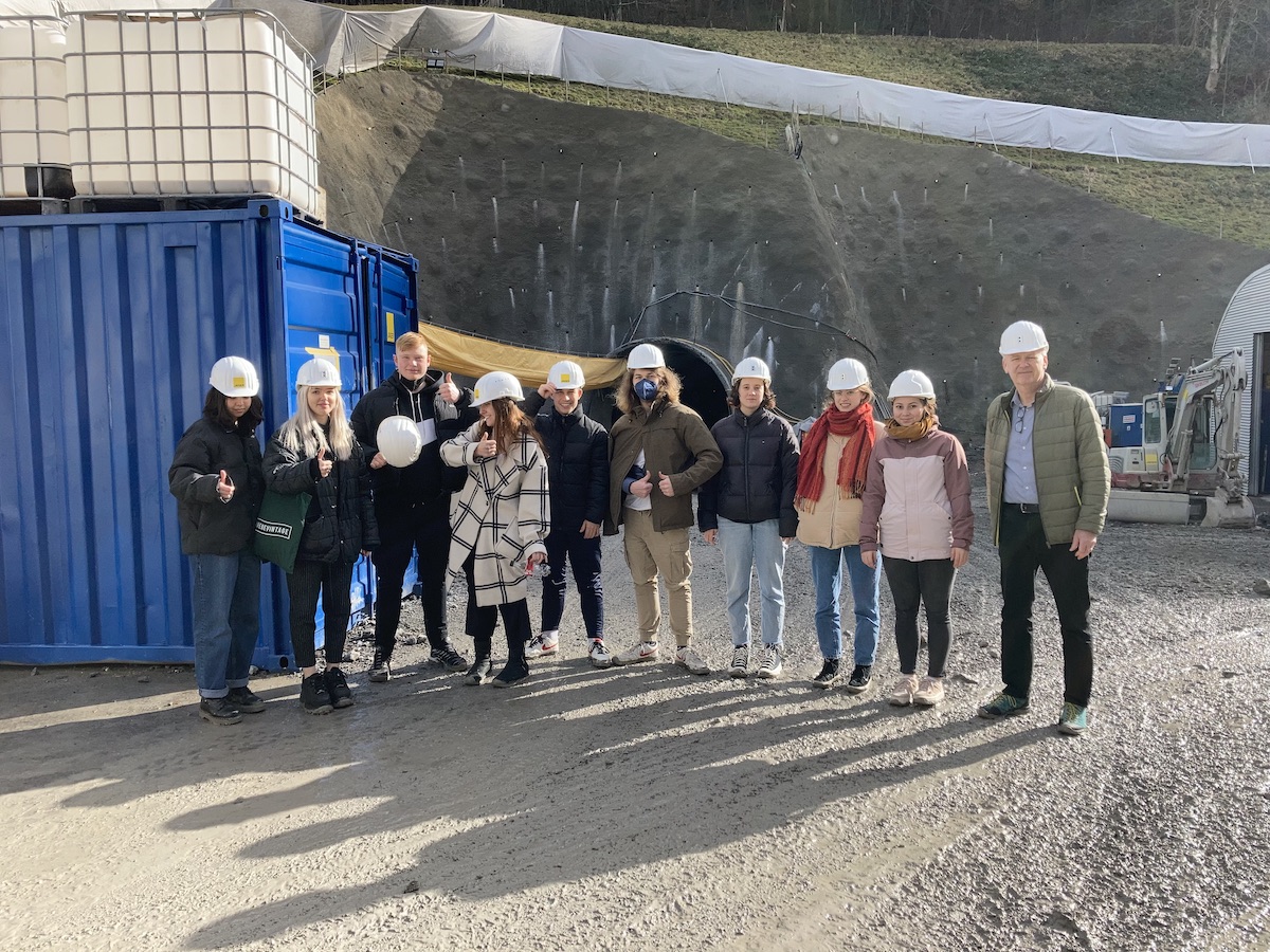 Die 7c-Klasse vom Gymnasium Schillerstraße mit Prof. Brüser.