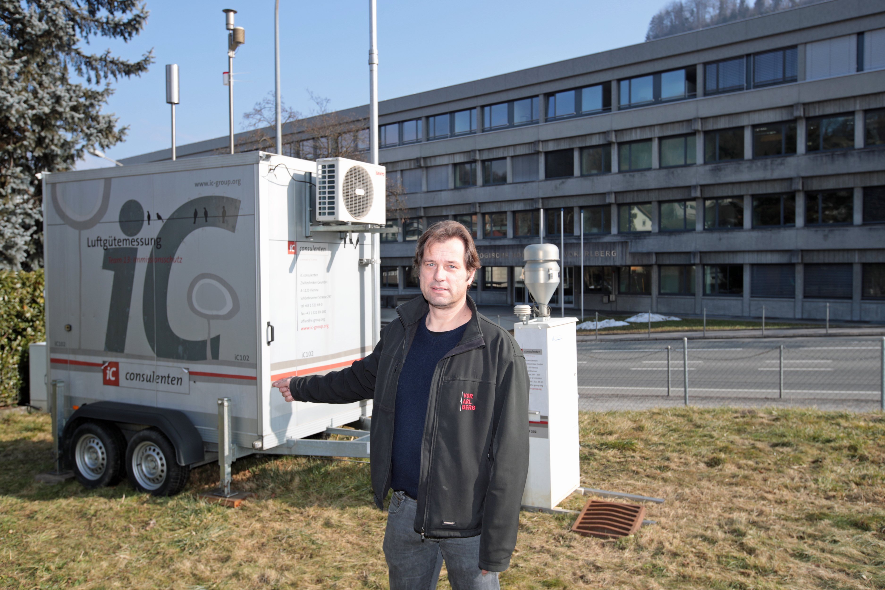 Projektleiter Bernhard Braza vor einem der drei Luftgüte-Messcontainer im Gebiet des künftigen Stadttunnels in Feldkirch. Foto: VLK