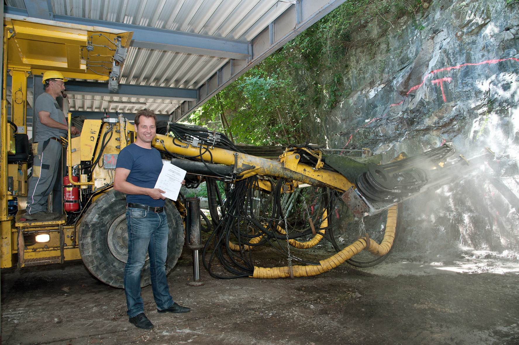 Der technische Projektleiter Bernhard Braza mit Sprengmeister Georg Erhard.