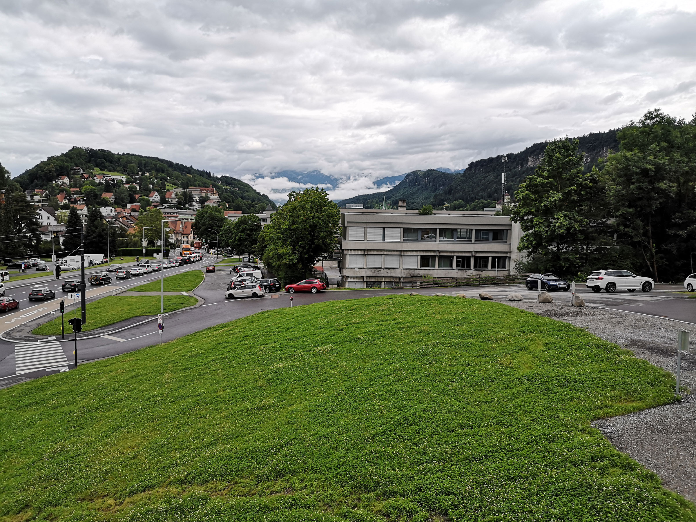 Entlang der Auffahrt Duxgasse wird über die Ferien eine temporäre Schallschutzwand errichtet, um das Schulzentrum vom Baulärm abzuschirmen. ©Stadt Feldkirch