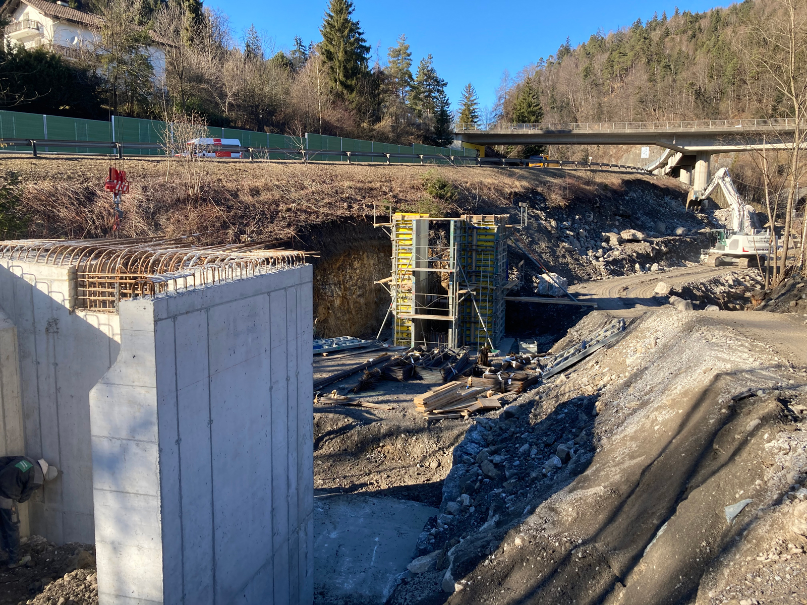 Februar 2022: Für die Radwegbrücke über den Blödlebach wird zur Zeit das zweite Brückenwiderlager hergestellt.