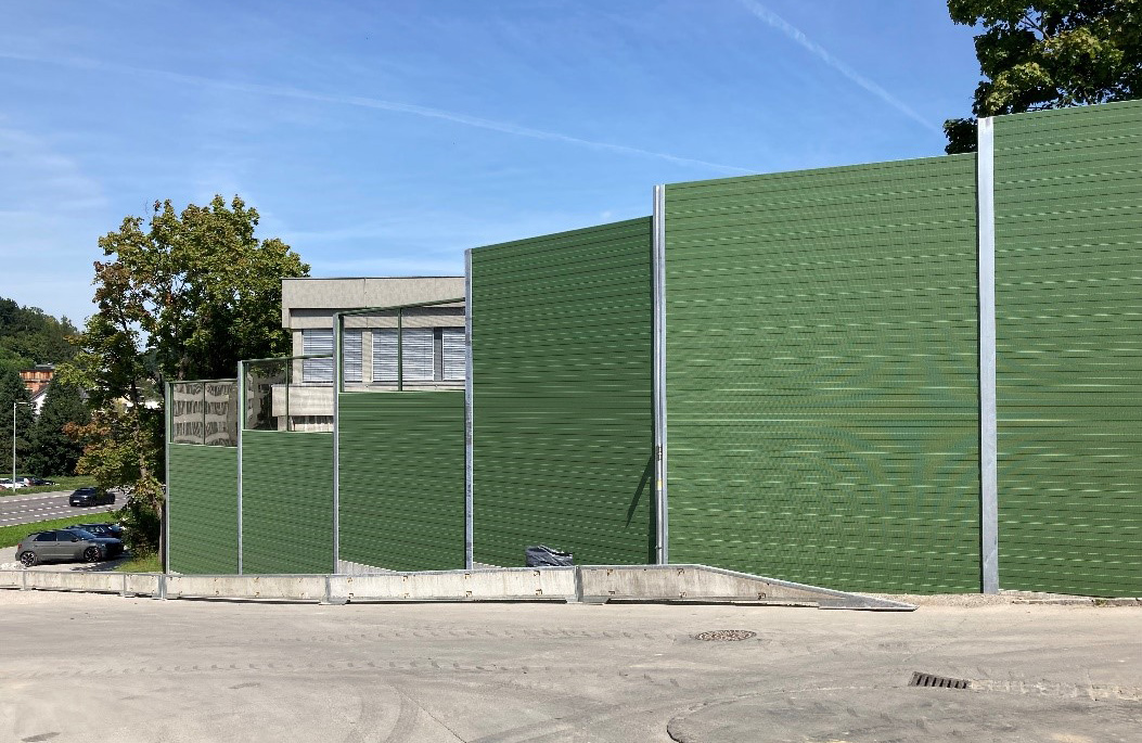 Die temporäre Lärmschutzwand stand rechtzeitig zu Schulbeginn (September 2021)